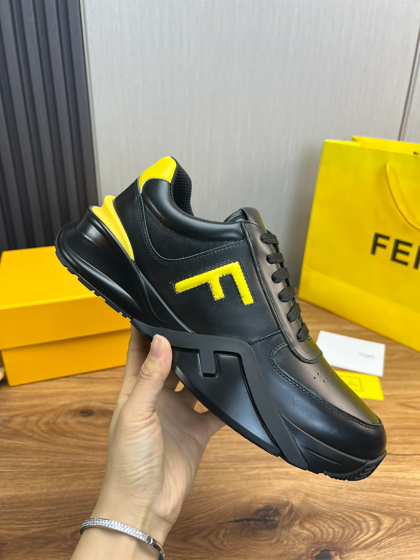 Men's shoes 💰520💰 Fendi [Fendi] hot style is on the market 🔥Fashionable casual men's shoes 🔱 Made of original cowhide + breathable mesh lining + sheepskin feet, perfect shape, top quality, you deserve it 🔜Original outsole, ultra-light, non-slip and wear-resistant 👣 Standard size 38-44 (customized in 45)